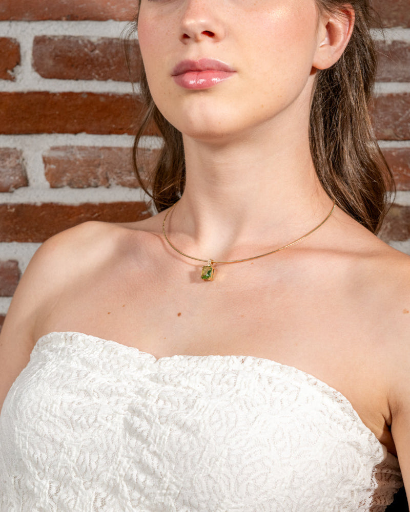 Collana Luce Verde – Choker dorato con pietra luminosa